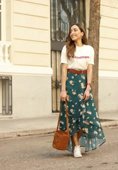 Summer Outfit Maxi Skirt, Maxi Skirt And Sneakers Outfit, Flowing Skirt Outfit, Floral Long Skirt Outfit, Long Summer Dress Outfits, Floral Maxi Skirt Outfit, Floral Skirt Outfit, Street Style Summer Outfits, Street Style Outfits Casual