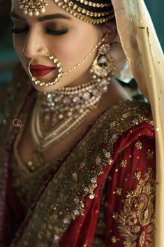 Wedding In Dubai, Red Wedding Lehenga, Nath Nose Ring, Light Makeup Looks, Indian Bridal Jewellery, Wedding Stage Design, Best Makeup Artist, Indian Brides