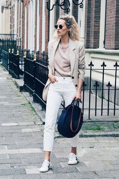 Veja Trainers, Anouk Yve, White Sneakers Outfit, Trainers Outfit, Casual Chic Outfits, Style Parisienne, Skandinavian Fashion, Beige Outfit, French Girl Style