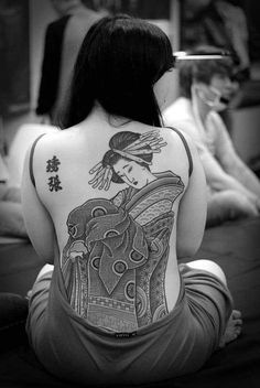 Florence Tattoo, Geisha Tattoos, Beautiful Geisha, Japanese Back Tattoo, Black Art Tattoo, Girls With Sleeve Tattoos, Geisha Tattoo, Back Piece Tattoo, Japan Tattoo Design