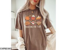 🦃 Feasting for Two Maternity T-Shirt 🦃 Get ready to celebrate Thanksgiving in the cutest way with this retro-style maternity tee! Featuring adorable Thanksgiving graphics like a roasted turkey, pumpkin pie, cozy mug of coffee, and more, this comfy Comfort Colors® shirt is perfect for expectant moms enjoying all the festive foods. The playful "Feasting for Two" design adds a fun touch, making this the ultimate fall pregnancy shirt for any mama-to-be. PROCESSING & SHIPPING Processing time is app Thanksgiving Graphics, Thanksgiving Pregnancy Announcement, Fall Pregnancy, For Two, Turkey Pumpkin, Turkey Shirts, Expecting Mom Gifts, Fall Maternity, Maternity Tees