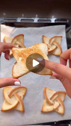 Sahra on Instagram: "Windrad Toast 💪 Unbedingt Abspeichern und nachmachen Credits: @nuzrashazly #windrad #pinwheel #Toast #toasttuesday #inspo #yummy #food #foodporn #Snack #snacktime #Snacks #Platter" Easy Pinwheel Toast, Toast Appetizer Recipes, Party Nibbles Ideas, Recipes With Sliced Bread, Toast Party Ideas, Bread Appetizers For Party, Twisted Toast, Pinwheel Toast, Fairy Toast