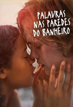 two women kissing each other with the caption'palavas nas faredes do banheiro '