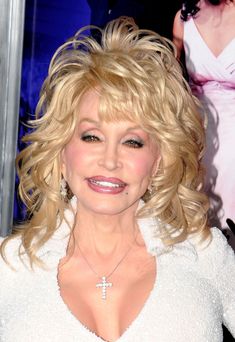 Dolly Parton - Celebs at the 'Joyful Noise' Premiere in Hollywood Curls With Bangs, Medium Curls, Medium Curly Hair Styles, Shag Haircut, Dolly Parton, Medium Long, Medium Hair, Shoulder Length