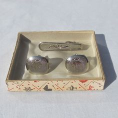 Elegant Vintage 3 pc Etched Silver Cuff Links & by delilahsdeluxe, $23.50 1960s Mens Fashion, Steam Punk Fashion, Vintage Suit Men, Mad Men Style, Mad Men Fashion, Retro Western, Vintage Suits, Silver Cufflinks, Tie Bar