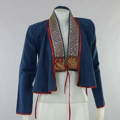 Traditional Coats For Women, Shrug Top Outfit, Indian Jackets, Hmong Clothes, Frock Coat, Unique Blouse Designs, Stylish Blouse Design, Unique Blouse