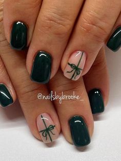 Christmas Nails 2023 Short Green, Green Christmas Gel Nails Short, White Short Nails Christmas, Short Aesthetic Christmas Nails, 2023 Christmas Nails Short, Christmas Short Gel Nail Designs, Holiday Nails 2023 Short, Christmas Nails For Square Nails, Short Christmas Gel Nails Simple