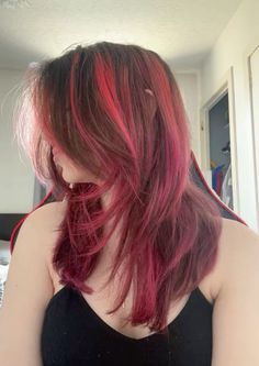 #skunkhair #red #pink Pink Hair Grunge Aesthetic, Pink Red Hair Dye, Hot Pink Red Hair, Red Stripes Hair, Red Hair Pink Highlights, Red Hair With Pink Highlights, Wolf Hairstyles, Draculaura Hair