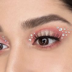 Outfit Euphoria Party, Make Up Rhinestones, Carnaval Makeup Ideas, Euphoria Party Looks, Birthday Eye Makeup, Euphoria Party Makeup, Makeup Ideas Euphoria