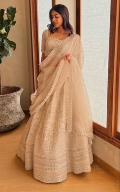 White Lehenga Wedding Guest, White Lehnga Outfit Aesthetic Indian, Wedding Saree Traditional, Off White Indian Outfits, Off White Traditional Dress, Jaipur Wedding Outfits, Blouse Inspo For Lehenga, Wedding Lehanga Aesthetic, Lenhga Design Simple