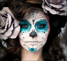 Blue Sugar Skull makeup Makijaż Sugar Skull, Carnaval Make-up, Make Up Diy, Makeup Zombie, Dead Costume, Halloween Sugar Skull, Fantasy Make-up, Skull Face Paint, Sugar Skull Costume