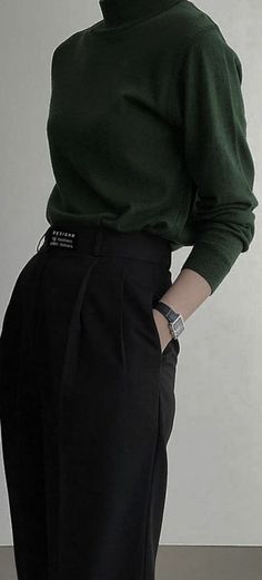 Outfits For School Tomboy, Academia Aesthetic Fashion, Dark Academia Fashion Aesthetic, Dark Academia Aesthetic Outfit, Era Victoria, Outfit 2020, Outfits For School, Academia Fashion, Model Pose