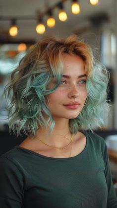 Hair Colors That Go With Green Eyes, Short Curly Hair Colour, Hair Dye Ideas Ombre, Ombré Color Hair, Colorful Hair Aesthetic, Hair Color Curly Hair Natural Curls, Types Of Hair Coloring, Green Tips Hair, Green And Blonde Hair