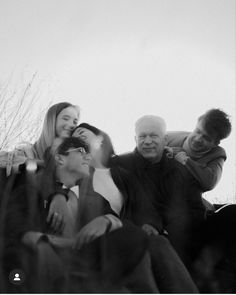 Interactive Family Photos, Family Photo Ideas 6 People, Funny Holiday Photoshoot Family, Happy Extended Family, Family Photos With Middle Schoolers, Modern Studio Family Photos, Family Photos Grandparents Grandchildren, Active Family Photos, Generations Family Photos