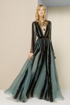 Défilé Elie Saab Pré-collections automne-hiver 2017-2018 25 Black Elie Saab, Rich Pool, Elie Saab Black, Look Gatsby, Teal Gown, Making Dresses, Boho Mode, Long Formal Dress, Chiffon Dress Long