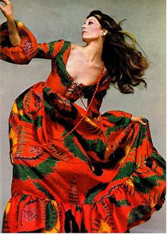 Angelica Huston c. 1971  She was a fabulous model before she became a great actress. Irving Penn, US Vogue 1971. Geoffrey Beene Dress, 70s Mode, Jean Shrimpton, Jerry Hall, Anjelica Huston, Irving Penn, Fashion 1970s, Mode Hippie, 얼굴 그리기