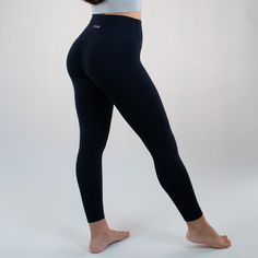 IDEAL PARA: Ropa casual, Danza, HITT, Levantamiento de pesas, Yoga + Pilates + Barra

SE SIENTE COMO: Diseñado con una tela suave como la mantequilla que ofrece la cantidad perfecta de elasticidad y compresión. Muy transpirable.

POR QUÉ LOS AMAMOS: Increíblemente halagadores. Le permite moverse libremente mientras brinda soporte completo.

 EXTRAS: Sin costura frontal, lo que elimina el look camel toe. ¡La pelusa y el cabello no atraen!

Las recomendaciones de tamaño son las siguientes:

0/2-XS 4/6-S 8/10-M/L 12-XL

 La modelo Alexa con mallas rojas brillantes mide 6' y usa una talla pequeña. Pilates Barre, Hair Do, Buttery Soft Leggings, Hoodies Mens, Soft Leggings, Mens Joggers, Seamless Leggings, Dress Trousers, Fabric Shop