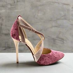 Zapato semiabierto con tiras cruzadas en dos tonos de terciopelo rosa con tacón fino en baño oro rosa. DETALLES Y COMPOSICIÓN: - Tacón: fino 10 cm en baño oro rosa.- Material exterior: terciopelo en tono nude y fucsia - Hebilla con cristales de Swarovski- Forro: 100% piel de cabra- Suela: 100% cuero- Comfort: plantillas de gel internas Hecho en España TALLAJE: Talla 39 indicada para todo tipo de pie. Talla media talla más ESTADO: En perfecto estado. ENVÍOS Y DEVOLUCIONES: El plazo de entrega para los zapatos de colección es de 4-7 días laborables. Los zapatos de colección comprados online admiten devoluciones. Puedes consultar nuestra política de devoluciones aquí. Metallic Shoes, Nude Shoes, Strap Shoes, Pink Velvet, Material Exterior, A Rose, Stiletto Heel, Rose Gold Plates, Fall Colors