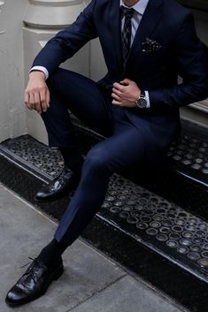 Blue Suit Black Shoes, Mens Wingtip Shoes, Gents Suits, Men Suits Blue, Dark Blue Suit, A Man In A Suit, Man In A Suit, Wingtip Shoes