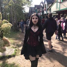 Preppy Vampire Costume, Goth Halloween Outfit, Vampire Goth Costume, Halloween Goth Outfit, Gothic Vampire Aesthetic Outfit, Goth Women Outfits, Vampire Dress Aesthetic, Goth Vampire Outfit, Vampire Halloween Costume Outfits