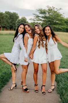 Mothers Day Photoshoot, Cap And Gown Senior Pictures, Homecoming Poses, Cap And Gown Pictures, Group Photo Poses, Group Picture Poses, College Graduation Pictures Poses, Senior Posing