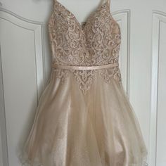 Gold Champagne Dress Quince Damas Dresses, Gold Champagne Dress, Dream Quinceanera, Dancing Queen Dresses, Dama Dresses, Queen Dresses, Champagne Dress, Gold Champagne, Dancing Queen