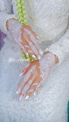 Henna putih, Whitehenna manado, idea hennaart , inspirasi henna wedding, henna manado, henna indonesia, nailart, muslimah bride Henna Style Tattoos, Design Henna, Henna Style, Henna Artist, Manado