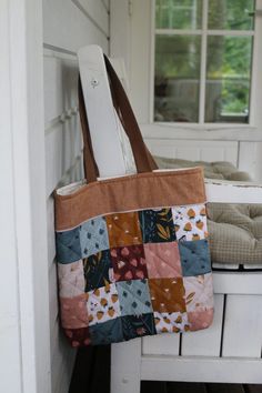 Introducing the Clara Tote Bag - Molly and Mama Patch Work Tote Bag, Quilted Tote Bags Patterns, Tote Bag Patchwork, Handmade Tote Bags, Patchwork Tote Bags, Bible Bag, Quilted Bags, Tote Bag Tutorial, Project Bags