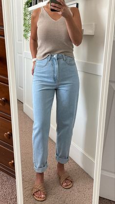 How To Style Light Denim Jeans, Taupe Sandals Outfit, Simple Minimalist Outfits, Mom Jeans With Sandals Outfit, Mom Jeans High Waisted, Light Denim Mom Jeans Outfit, New Mum Outfits Summer, Mom Jean Summer Outfits, Women’s Spring Fashion 2024 Casual