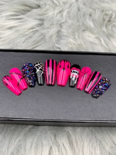 Alle Sets sind handbemalt, mit Top-of-the-Line-Nagellack für die beste Qualität. Das Set bietet Ihnen eine perfekte, nicht schädigende Maniküre innerhalb weniger Minuten zu einem kleinen Teil der Salonkosten. Werfen Sie einen Blick auf die Bilder für Formen und Größen, wo Sie die Informationen finden, wie Sie Ihre Größe berechnen können. Schicken Sie mir Ihre Größe und wir werden zusammen das zufriedenste, schönste Nagelset erstellen, das Sie sich jemals wünschen können. Aus hygienischen Gründen Halloween Nails Designs, Nail Art Halloween, Nails Hand Painted, Lines On Nails, Nail Swag, Rainbow Nails, Halloween Nail