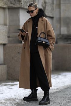 Winter Cool Outfits, Down Coat Outfit, Winter Clothing Styles, Winter Outfit Street Style, Winter Fashion 2022, Winter Ootd, Winter Outfits Cold, Trench Coat Outfit, Women's Coat