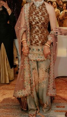 Luxury Cambric Sharara With Dupatta, Formal Eid Tissue Silk Sharara, Brown Sharara Suit, Brocade Gharara Designs, Luxury Brown Anarkali Sharara, Pakistani Party Wear Dresses, India Clothes, Velvet Shawl, Velvet Dress Designs