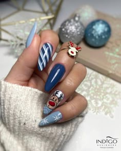 Christmas Nails Cute, Blue Christmas Nails, Xmas Nail Designs, Holiday Manicure, Festive Nail Designs, Christmas Tree Nails, Candy Cane Nails, Christmas Gel