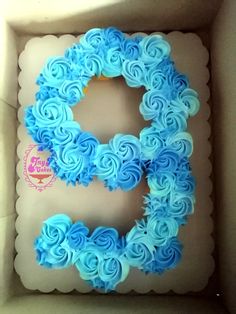 the letter e is made out of cupcakes and frosting with blue icing