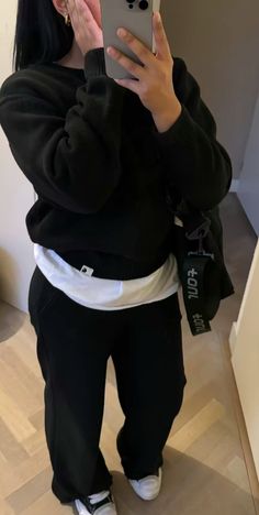 How To Style Black Crewneck, Cold Casual Outfit Winter Fashion, Basic Sporty Outfits, Leader Pants Outfit, Black Wide Leg Joggers Outfit, Black Sweatsuit Outfits Women, Black Jogging Pants Outfit, Black Sweat Outfit, Cute Modest Outfits Casual