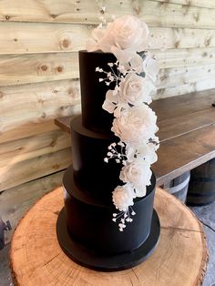 Black and white wedding cake 4 Tier Wedding Cake, Tiered Cakes Birthday, Black And White Wedding Theme, Black Fondant, Fondant Wedding Cakes, Black Wedding Cakes, White Wedding Theme, Modern Wedding Cake