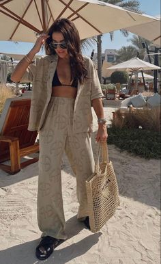 Miami Outfits Spring 2023, Bali Style Fashion Outfits, Spain Beach Outfit, Canary Islands Outfit Ideas, Cool Vacation Outfits, Island Travel Outfit, Spring Outfits Australia, Summer Bali Outfit, Summer Outfits Beach Vacation 2023