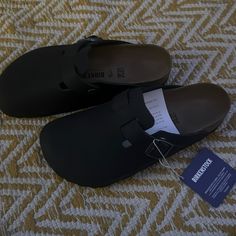 Black Oiled Leather, The Original Boston Black Birkenstock Boston, Black Boston Birkenstock, Birkenstock Boston Black, Oiled Leather Birkenstocks Clogs, Boston Oiled Leather Birkenstock, Black Burken Stocks, Black Clogs Outfit, Birkenstock Black, Black Clogs