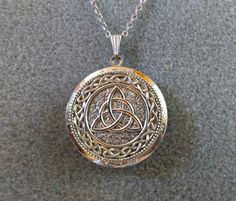 "Trinity knot Locket Necklace Size of the locket:  (1 and 1/2)\" in diameter Color:  silver Please choose your preferred chain length from the drop down menu.  If you need shorter/ longer length , please leave a note for me. I will adjust it. Comes in a silver gift box" Ulster Scots, Dope Jewelry Accessories, Moon Journal, Celtic Trinity Knot, Antique Jewelry Rings, Silver Gift Box, Trinity Knot, Irish Jewelry, Celtic Symbols