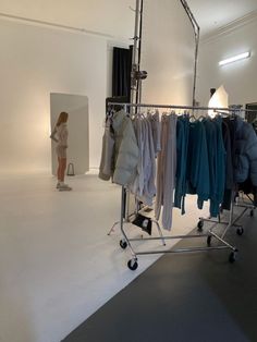 Model Aesthetic Behind The Scenes, Behind Photoshoot Scene, Fashion Marketing Student Aesthetic, Behind The Scenes Aesthetic Fashion, Modeling Behind The Scenes Aesthetic, Behind Scenes Photoshoot, Photoshoot Studio Design, Fashion Showroom Aesthetic, Fashion Influencer Vision Board