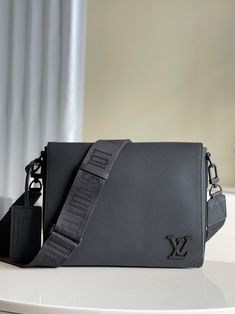 LV Messenger Grain Black For Men Louis Vuitton Mens Bag, Mens Designer Bag, Mens Bags Fashion, Messenger Bag Men, Luxury Products, Louis Vuitton Men, Evening Clutch Bag, Design Minimalista, Black Hardware