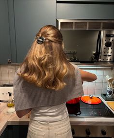 Instagram 2025 Style Inspiration, New Hair Aesthetic, Frazzled English Woman Hairstyles, Pretty Hairstyles Aesthetic, Demi Tebow Hair, Haïr Style For Thick Hair, Girl Happy Aesthetic, Paige Lorenze Hair, Doing Hair Aesthetic