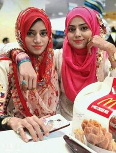 Afghan Girl, Dp Stylish, Girls Dp Stylish, Muslim Girls, Girls Dp, Beautiful Hijab, India Beauty, Whatsapp Group, Hijab Fashion