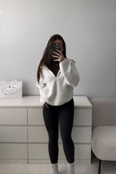 Gym Black Leggings Outfit, Black Leggings Outfit Comfy, Style With Black Leggings, Black Comfortable Outfits, Leggings Outfit Black, Cute Fit With Leggings, Black Leggings Casual Outfit, Basics Winter Outfits, Styling Leggings Casual