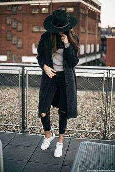 Brunch Outfit Winter, Minimalist Moda, Dress Sneakers, Dressy Dress, Outfit Trends, Brunch Outfit, Mode Inspo, Looks Style, Mode Inspiration