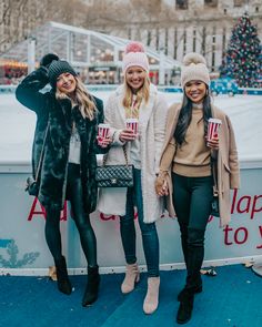 Nyc Christmas Outfit, Christmas Market Outfit, New York Christmas Outfits, Nyc Girls Trip, New York Winter Fashion, Ny Winter, Christmas Strawberry