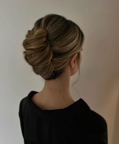 20+ French Twist Hairstyle Ideas French Roll Hairstyle, Timeless Hairstyles, Classy Updo, French Twist Updo, Twist Updo, Elegant Bun, French Twists, Classy Hairstyles, French Twist Hair