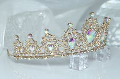 ♚ Crown Design ♚ This stunning sparkling tiara, aurora borealis crown, wedding crown. ♚Material♚ Zinc alloy, acrylic diamonds, rhinestones. ♚ Tiara Size♚ 2.16 inches (H) x 5.3 inches (Diameter), suitable for girls, women to wear, suitable for most people's tiara. ♚Widely Applicable Occasions♚Sparkling rhinestone tiara is perfect for any party, add fun to your party and make sure you can attract everyone's attention. ♚ Comfortable to wear ♚This crown is just like a regular tiara without a hair comb, making it more comfortable for you to wear! Aurora Crown, Crown Birthday, Crown Gold, Rhinestone Tiara, Crown Wedding, Crown Design, Wedding Crown, Gold Crown, Costume Halloween