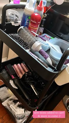 Hair Stylist Cart, Hairstylist Set Up At Home, Hair Stylist Room Idea, Wig Hairstylist Aesthetic, Hair Room Decor Ideas, Hair Stylists Aesthetic, Cosmetology School Aesthetic Hair, Hairstylist Black Women, Vision Board Hairstylist