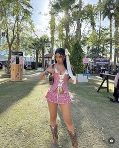 Coachella Outfit Inspiration, Rave Music Festival Outfits, First Rave Outfit, La Onda Festival Outfits, Dj Outfits Female, House Music Outfits Rave, Girly Rave Outfits, Pink Coachella Outfit, Boho Coachella Outfits